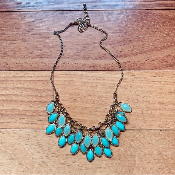 Francesca’s Green Statement Teardrop Necklace - Picture 3 of 7